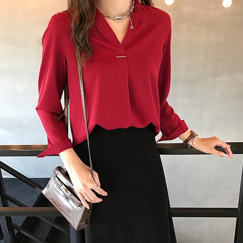 シャツ レディース スキッパーシャツ Vネック ブラウス トップス 長袖 光沢 とろみ シルクシャツ ノーカラー グリーン レッド ホワイト ブルー 大人可愛い きれいめ ガーリー ルーズ クール