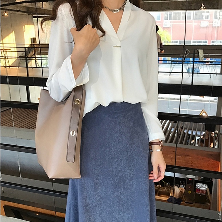 シャツ レディース スキッパーシャツ Vネック ブラウス トップス 長袖 光沢 とろみ シルクシャツ ノーカラー グリーン レッド ホワイト ブルー 大人可愛い きれいめ ガーリー ルーズ クール