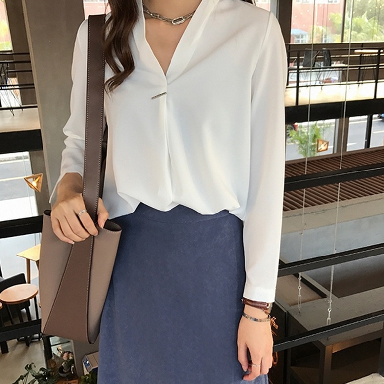 シャツ レディース スキッパーシャツ Vネック ブラウス トップス 長袖 光沢 とろみ シルクシャツ ノーカラー グリーン レッド ホワイト ブルー 大人可愛い きれいめ ガーリー ルーズ クール