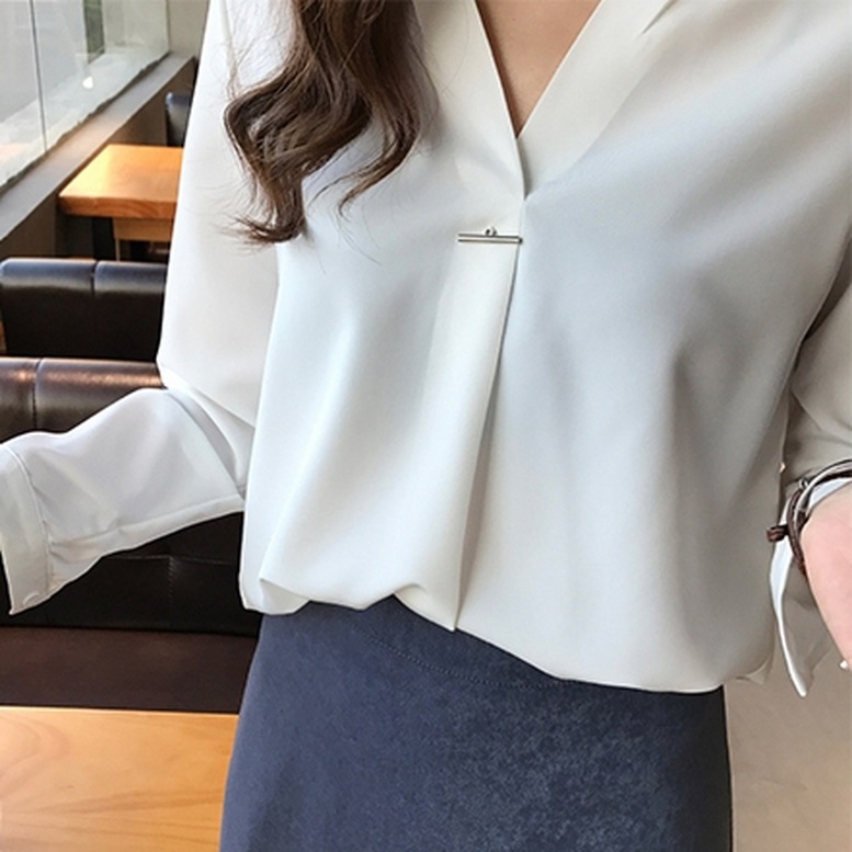 シャツ レディース スキッパーシャツ Vネック ブラウス トップス 長袖 光沢 とろみ シルクシャツ ノーカラー グリーン レッド ホワイト ブルー 大人可愛い きれいめ ガーリー ルーズ クール
