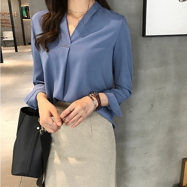 シャツ レディース スキッパーシャツ Vネック ブラウス トップス 長袖 光沢 とろみ シルクシャツ ノーカラー グリーン レッド ホワイト ブルー 大人可愛い きれいめ ガーリー ルーズ クール