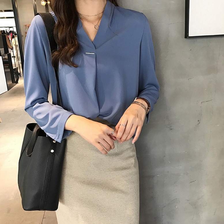 シャツ レディース スキッパーシャツ Vネック ブラウス トップス 長袖 光沢 とろみ シルクシャツ ノーカラー グリーン レッド ホワイト ブルー 大人可愛い きれいめ ガーリー ルーズ クール