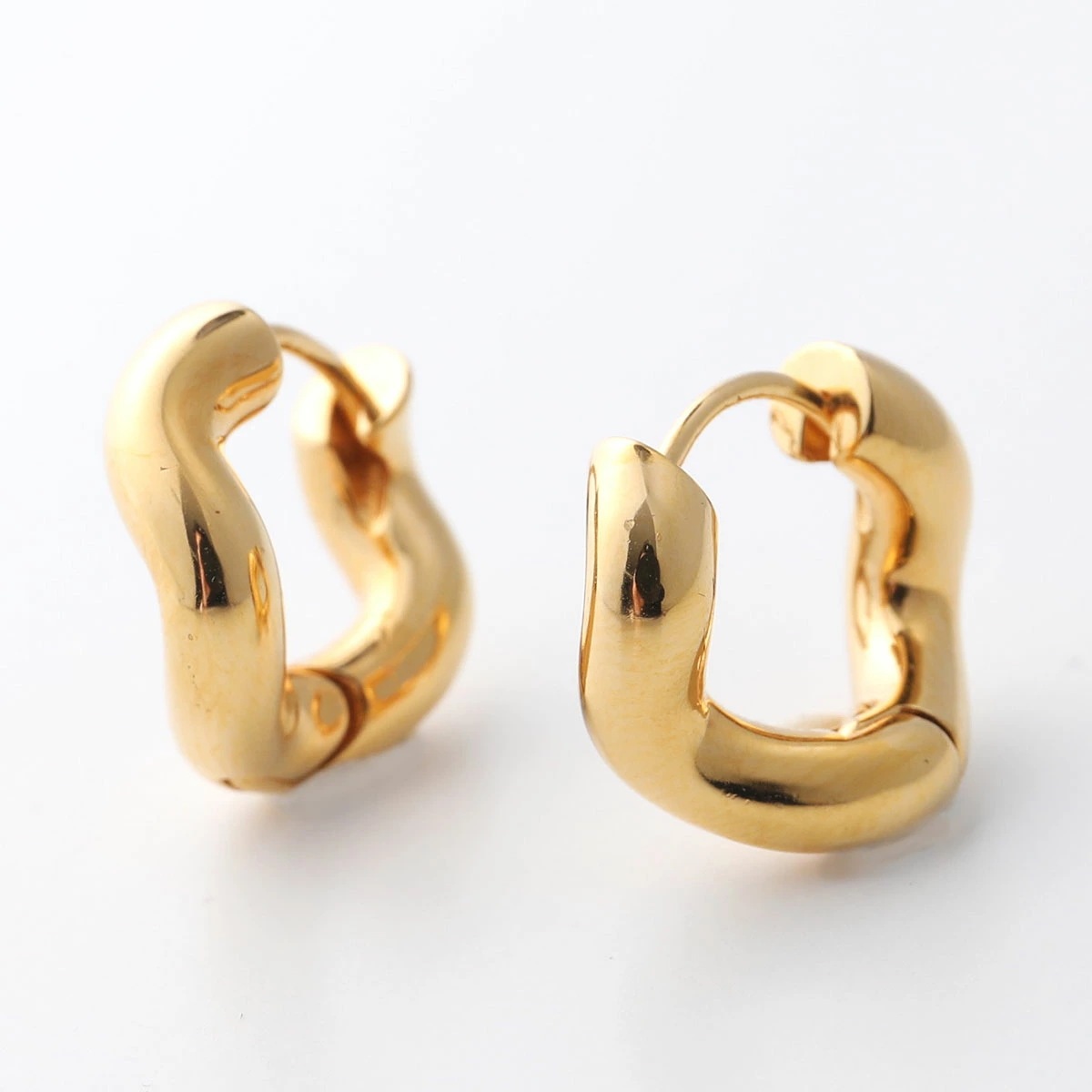 Charlotte Chesnais シャルロットシェネ ピアス BOUCLES DOREILLES PETIT WAVE 21BO104VER レディース フープピアス アクセサリー VERMEIL Charlotte Chesnais シャルロットシェネ ピアス BOUCLES DOREILLES PETIT WAVE 21BO104VER レディース フープピアス アクセサリー VERMEIL