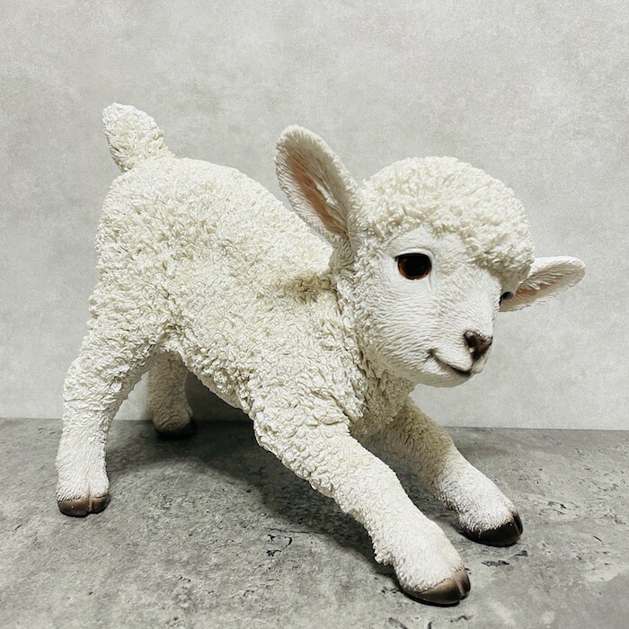 かわいい 置物 前かがみの子羊 高さ18cm おしゃれ ガーデン インテリア トイレ オブジェ 可愛い プレゼント 北欧 玄関 雑貨 動物 モダン 面白い 庭 ギフト 屋外 家 リアル 玄関先 卓上