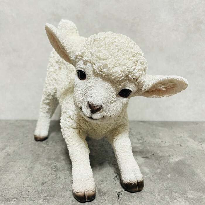 かわいい 置物 前かがみの子羊 高さ18cm おしゃれ ガーデン インテリア トイレ オブジェ 可愛い プレゼント 北欧 玄関 雑貨 動物 モダン 面白い 庭 ギフト 屋外 家 リアル 玄関先 卓上