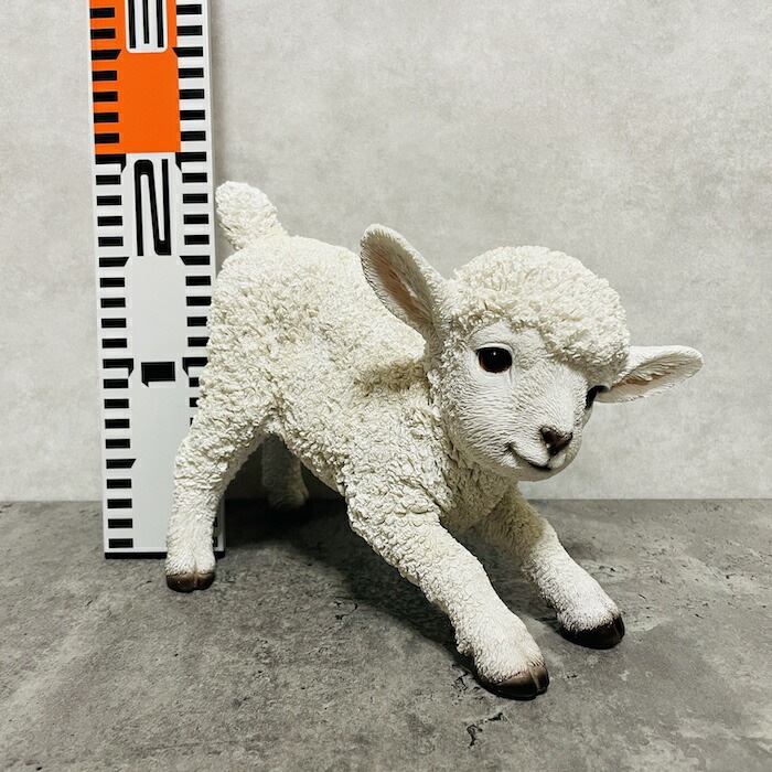 かわいい 置物 前かがみの子羊 高さ18cm おしゃれ ガーデン インテリア トイレ オブジェ 可愛い プレゼント 北欧 玄関 雑貨 動物 モダン 面白い 庭 ギフト 屋外 家 リアル 玄関先 卓上