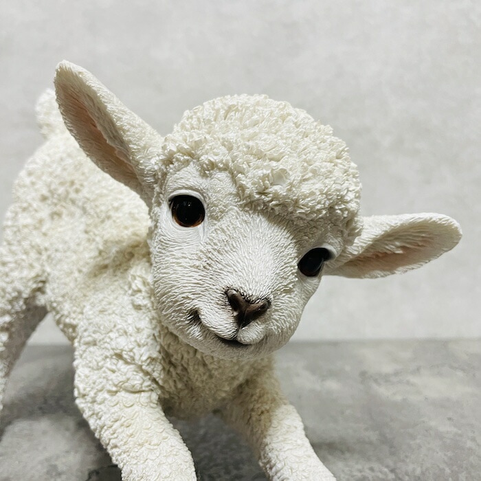 かわいい 置物 前かがみの子羊 高さ18cm おしゃれ ガーデン インテリア トイレ オブジェ 可愛い プレゼント 北欧 玄関 雑貨 動物 モダン 面白い 庭 ギフト 屋外 家 リアル 玄関先 卓上