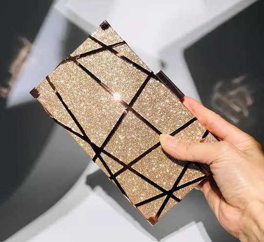 バッグ カバン レディース ショルダー 斜めがけ 肩がけ 手持ち パーティー クラッチ スクエア 四角 チェーン 硬い ハード ロック式 PU 大人可愛い きれいめ 上品 お洒落 かっこいい こなれ感 バッグ カバン レディース ショルダー 斜めがけ 肩がけ 手持ち パーティー クラッチ スクエア 四角 チェーン 硬い ハード ロック式 PU 大人可愛い きれいめ 上品 お洒落 かっこいい こなれ感