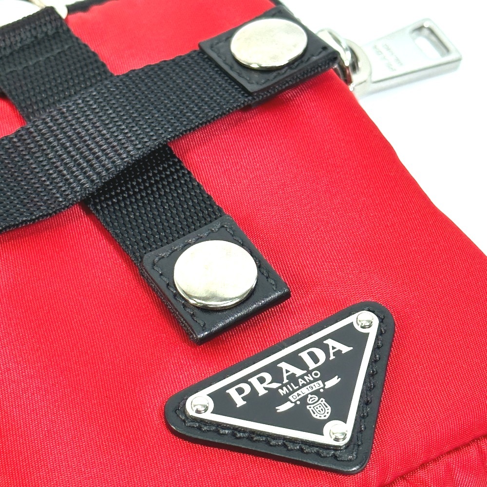 【極美品】PRADA RE-NYLON イヤホンケース ポーチ 三角ロゴプレート 極美品】PRADA RE-NYLON イヤホンケース ポーチ 三角ロゴプレート