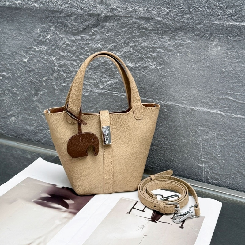 バッグ レディースバッグ ショルダーバッグ ハンドバッグ 肩掛けバック 手持ちバッグ 2way キューブ型バッグ バケツ型 きれいめ シンプル 大人 おしゃれ こなれ感 エレガント レディース デート バッグ レディースバッグ ショルダーバッグ ハンドバッグ 肩掛けバック 手持ちバッグ 2way キューブ型バッグ バケツ型 きれいめ シンプル 大人 おしゃれ こなれ感 エレガント レディース デート