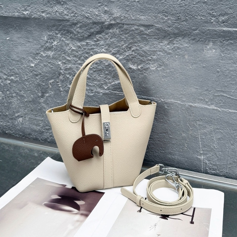 バッグ レディースバッグ ショルダーバッグ ハンドバッグ 肩掛けバック 手持ちバッグ 2way キューブ型バッグ バケツ型 きれいめ シンプル 大人 おしゃれ こなれ感 エレガント レディース デート バッグ レディースバッグ ショルダーバッグ ハンドバッグ 肩掛けバック 手持ちバッグ 2way キューブ型バッグ バケツ型 きれいめ シンプル 大人 おしゃれ こなれ感 エレガント レディース デート