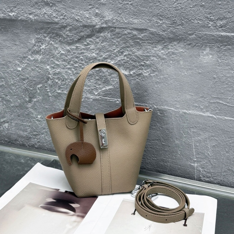 バッグ レディースバッグ ショルダーバッグ ハンドバッグ 肩掛けバック 手持ちバッグ 2way キューブ型バッグ バケツ型 きれいめ シンプル 大人 おしゃれ こなれ感 エレガント レディース デート バッグ レディースバッグ ショルダーバッグ ハンドバッグ 肩掛けバック 手持ちバッグ 2way キューブ型バッグ バケツ型 きれいめ シンプル 大人 おしゃれ こなれ感 エレガント レディース デート