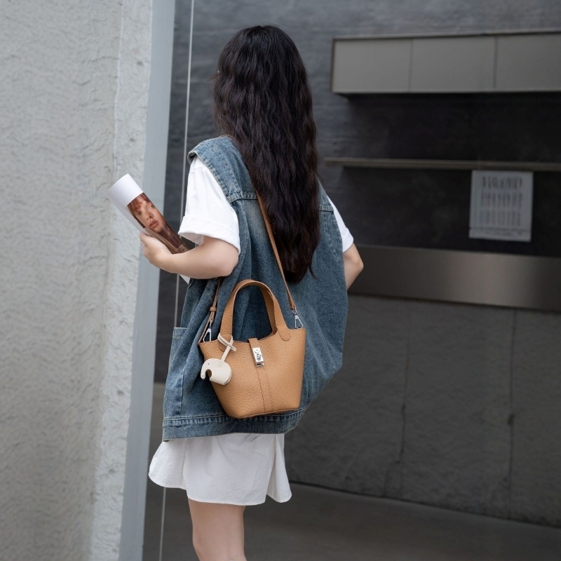 バッグ レディースバッグ ショルダーバッグ ハンドバッグ 肩掛けバック 手持ちバッグ 2way キューブ型バッグ バケツ型 きれいめ シンプル 大人 おしゃれ こなれ感 エレガント レディース デート バッグ レディースバッグ ショルダーバッグ ハンドバッグ 肩掛けバック 手持ちバッグ 2way キューブ型バッグ バケツ型 きれいめ シンプル 大人 おしゃれ こなれ感 エレガント レディース デート