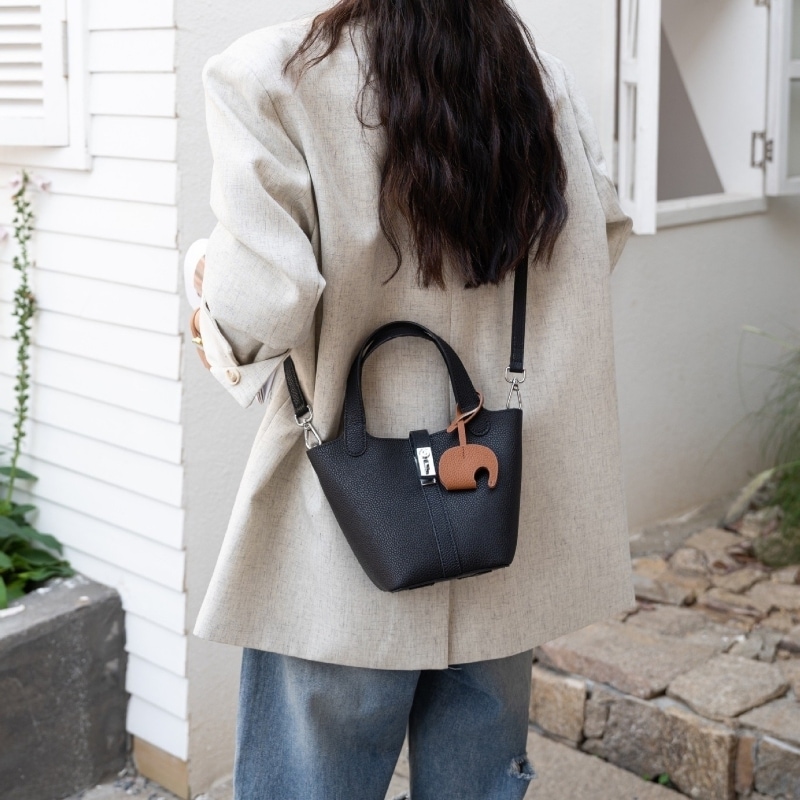 バッグ レディースバッグ ショルダーバッグ ハンドバッグ 肩掛けバック 手持ちバッグ 2way キューブ型バッグ バケツ型 きれいめ シンプル 大人 おしゃれ こなれ感 エレガント レディース デート バッグ レディースバッグ ショルダーバッグ ハンドバッグ 肩掛けバック 手持ちバッグ 2way キューブ型バッグ バケツ型 きれいめ シンプル 大人 おしゃれ こなれ感 エレガント レディース デート