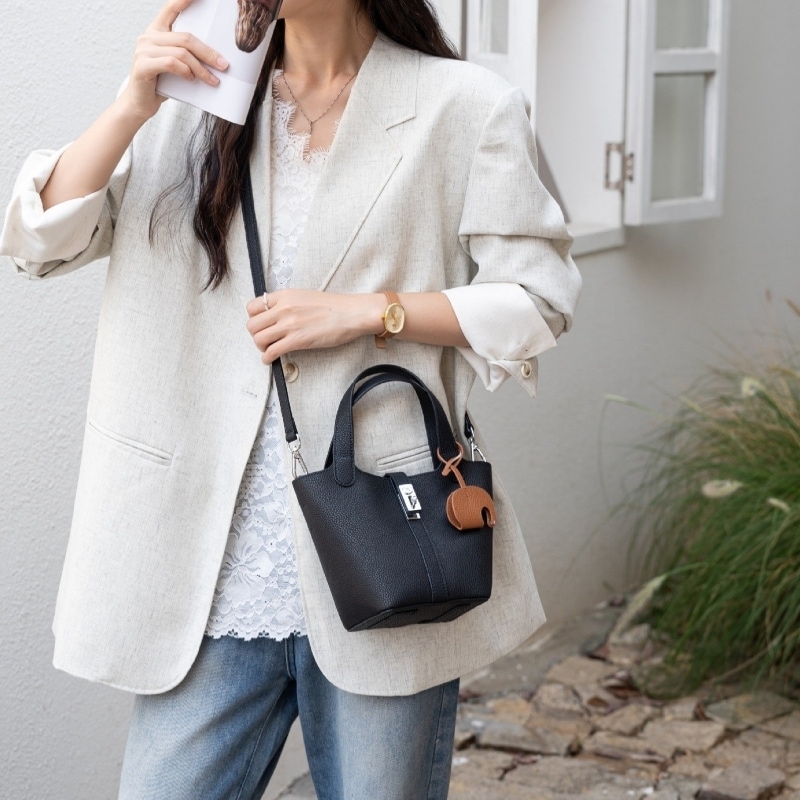 バッグ レディースバッグ ショルダーバッグ ハンドバッグ 肩掛けバック 手持ちバッグ 2way キューブ型バッグ バケツ型 きれいめ シンプル 大人 おしゃれ こなれ感 エレガント レディース デート バッグ レディースバッグ ショルダーバッグ ハンドバッグ 肩掛けバック 手持ちバッグ 2way キューブ型バッグ バケツ型 きれいめ シンプル 大人 おしゃれ こなれ感 エレガント レディース デート