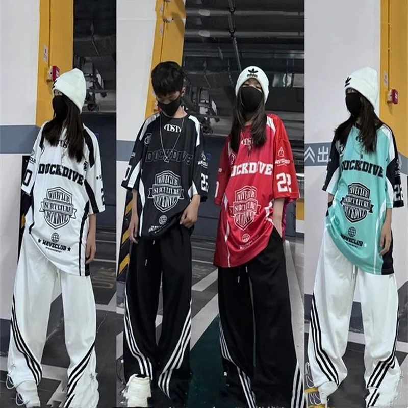 韓国の男女の子供のヒップホップの速乾の半袖のtシャツのズボンの子供の六一の街のダンスはhiphopを演じて服のスーツを出します