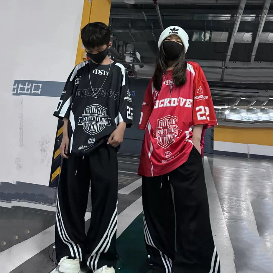 韓国の男女の子供のヒップホップの速乾の半袖のtシャツのズボンの子供の六一の街のダンスはhiphopを演じて服のスーツを出します