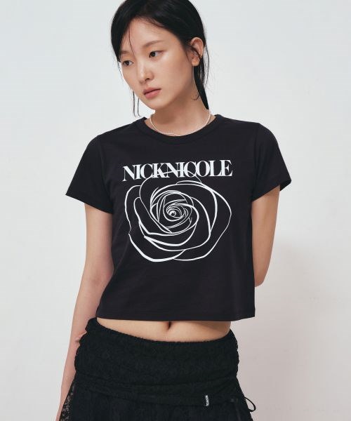 韓国 人気フラワーロゴT[NICK&NICOLE] ROSE SIGNATURE CROP TOP Qoo10] NICK&NICOLE 【韓国人気】ROSE SIGNATURE