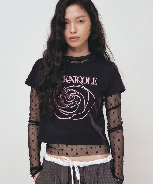 韓国 人気フラワーロゴT[NICK&NICOLE] ROSE SIGNATURE CROP TOP Qoo10] NICK&NICOLE 【韓国人気】ROSE SIGNATURE