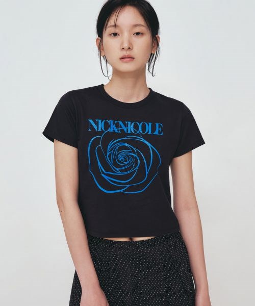 韓国 人気 フラワーロゴT[NICK&NICOLE] ROSE SIGNATURE CROP TOP ROSE SIGNATURE CROP TOP_WHITE SILVER - 닉앤니콜
