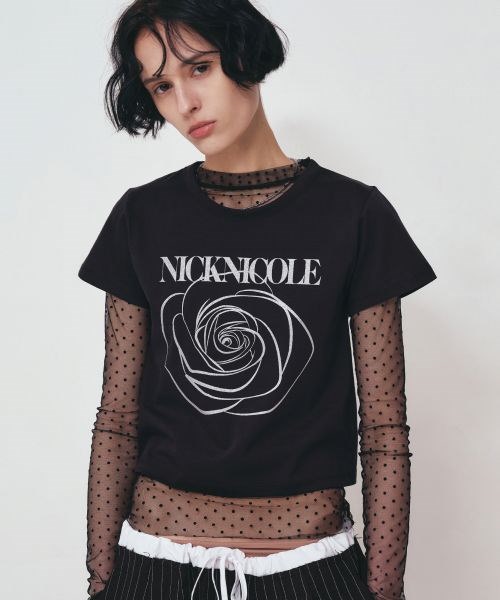 韓国 人気 フラワーロゴT[NICK&NICOLE] ROSE SIGNATURE CROP TOP Qoo10] NICK&NICOLE 【韓国人気】ROSE SIGNATURE