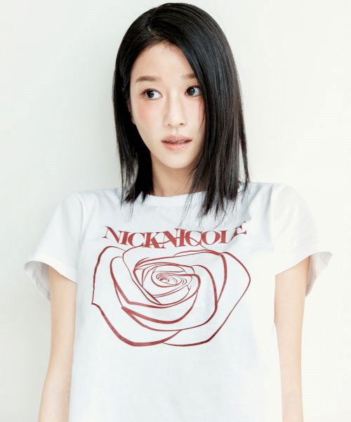 韓国 人気フラワーロゴT[NICK&NICOLE] ROSE SIGNATURE CROP TOP Qoo10] NICK&NICOLE 【韓国人気】ROSE SIGNATURE