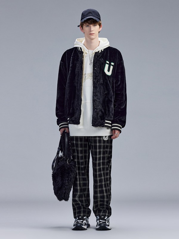 トレンドのブラックジャケット メンズ 秋 カップル 模造ウサギの毛皮コート メンズ レザーパッチ 刺繍 ベースボールジャケット ゆったり トレンドのブラックジャケット メンズ 秋 カップル 模造ウサギの毛皮コート メンズ レザーパッチ 刺繍 ベースボールジャケット ゆったり