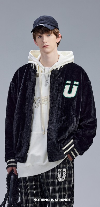 トレンドのブラックジャケット メンズ 秋 カップル 模造ウサギの毛皮コート メンズ レザーパッチ 刺繍 ベースボールジャケット ゆったり トレンドのブラックジャケット メンズ 秋 カップル 模造ウサギの毛皮コート メンズ レザーパッチ 刺繍 ベースボールジャケット ゆったり