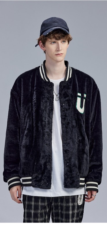 トレンドのブラックジャケット メンズ 秋 カップル 模造ウサギの毛皮コート メンズ レザーパッチ 刺繍 ベースボールジャケット ゆったり トレンドのブラックジャケット メンズ 秋 カップル 模造ウサギの毛皮コート メンズ レザーパッチ 刺繍 ベースボールジャケット ゆったり