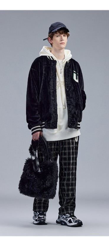 トレンドのブラックジャケット メンズ 秋 カップル 模造ウサギの毛皮コート メンズ レザーパッチ 刺繍 ベースボールジャケット ゆったり トレンドのブラックジャケット メンズ 秋 カップル 模造ウサギの毛皮コート メンズ レザーパッチ 刺繍 ベースボールジャケット ゆったり