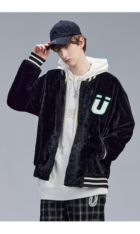 トレンドのブラックジャケット メンズ 秋 カップル 模造ウサギの毛皮コート メンズ レザーパッチ 刺繍 ベースボールジャケット ゆったり トレンドのブラックジャケット メンズ 秋 カップル 模造ウサギの毛皮コート メンズ レザーパッチ 刺繍 ベースボールジャケット ゆったり