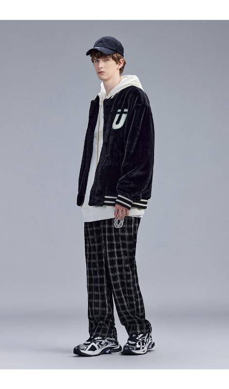 トレンドのブラックジャケット メンズ 秋 カップル 模造ウサギの毛皮コート メンズ レザーパッチ 刺繍 ベースボールジャケット ゆったり トレンドのブラックジャケット メンズ 秋 カップル 模造ウサギの毛皮コート メンズ レザーパッチ 刺繍 ベースボールジャケット ゆったり