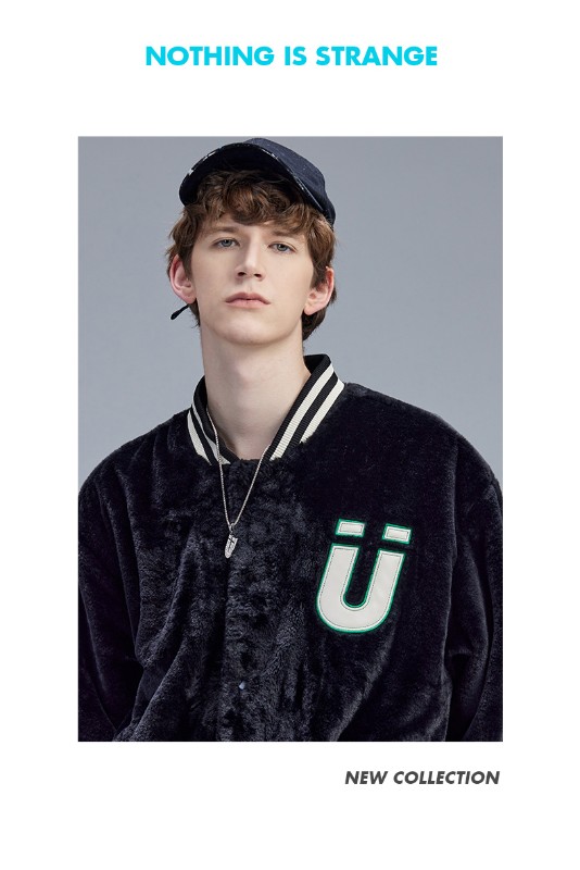 トレンドのブラックジャケット メンズ 秋 カップル 模造ウサギの毛皮コート メンズ レザーパッチ 刺繍 ベースボールジャケット ゆったり トレンドのブラックジャケット メンズ 秋 カップル 模造ウサギの毛皮コート メンズ レザーパッチ 刺繍 ベースボールジャケット ゆったり