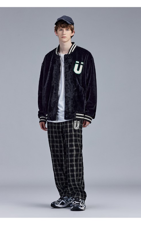 トレンドのブラックジャケット メンズ 秋 カップル 模造ウサギの毛皮コート メンズ レザーパッチ 刺繍 ベースボールジャケット ゆったり トレンドのブラックジャケット メンズ 秋 カップル 模造ウサギの毛皮コート メンズ レザーパッチ 刺繍 ベースボールジャケット ゆったり