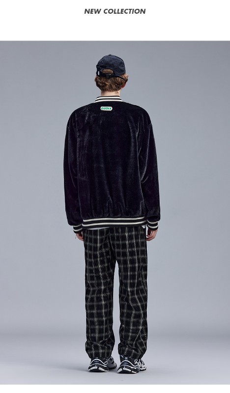 トレンドのブラックジャケット メンズ 秋 カップル 模造ウサギの毛皮コート メンズ レザーパッチ 刺繍 ベースボールジャケット ゆったり トレンドのブラックジャケット メンズ 秋 カップル 模造ウサギの毛皮コート メンズ レザーパッチ 刺繍 ベースボールジャケット ゆったり