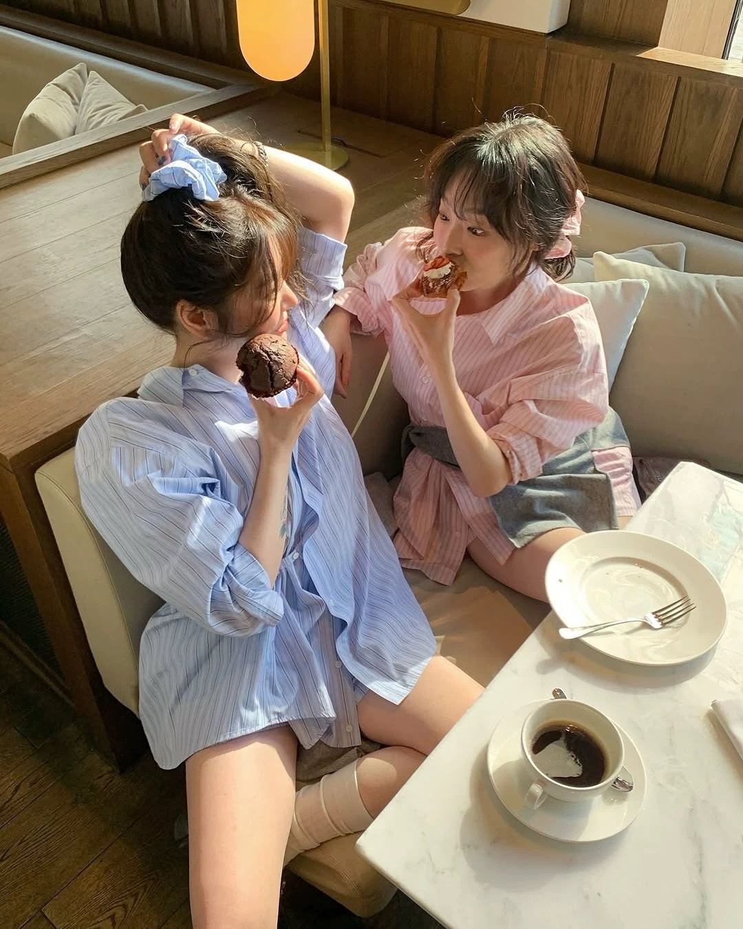 韓国新作 優しい雰囲気で年齢を感じさせない ベーシックで万能搭配 韓風アカデミックスタイル カラーブロックストライプ ボタンダウンシャツ レディース 韓国新作 優しい雰囲気で年齢を感じさせない ベーシックで万能搭配 韓風アカデミックスタイル カラーブロックストライプ ボタンダウンシャツ レディース