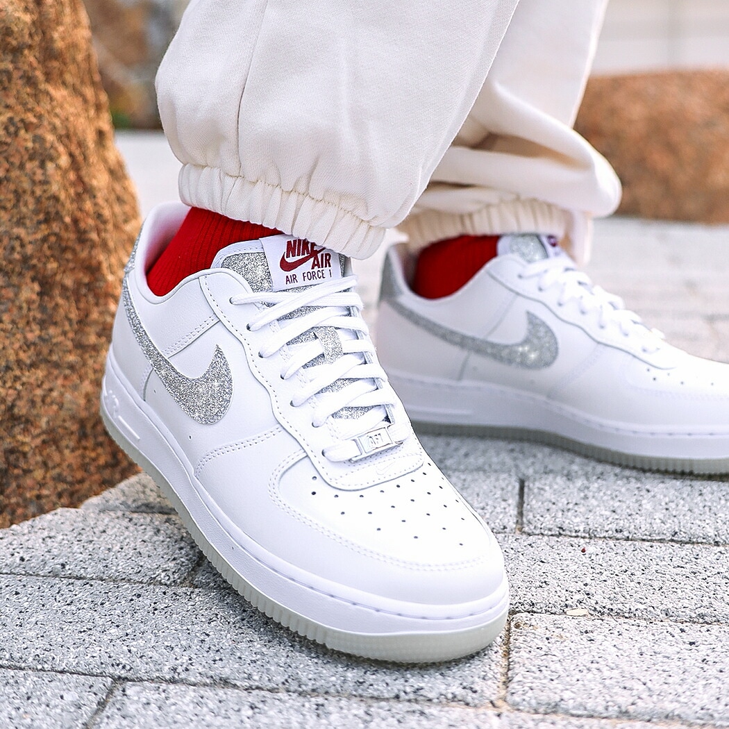 NIKE ナイキ ウィメンズ エアフォース スニーカー WMNS AIR FORCE 1 07 LX GLITTER SWOOSH ( 白 ホワイト ラメ レディース HQ3461-191 )