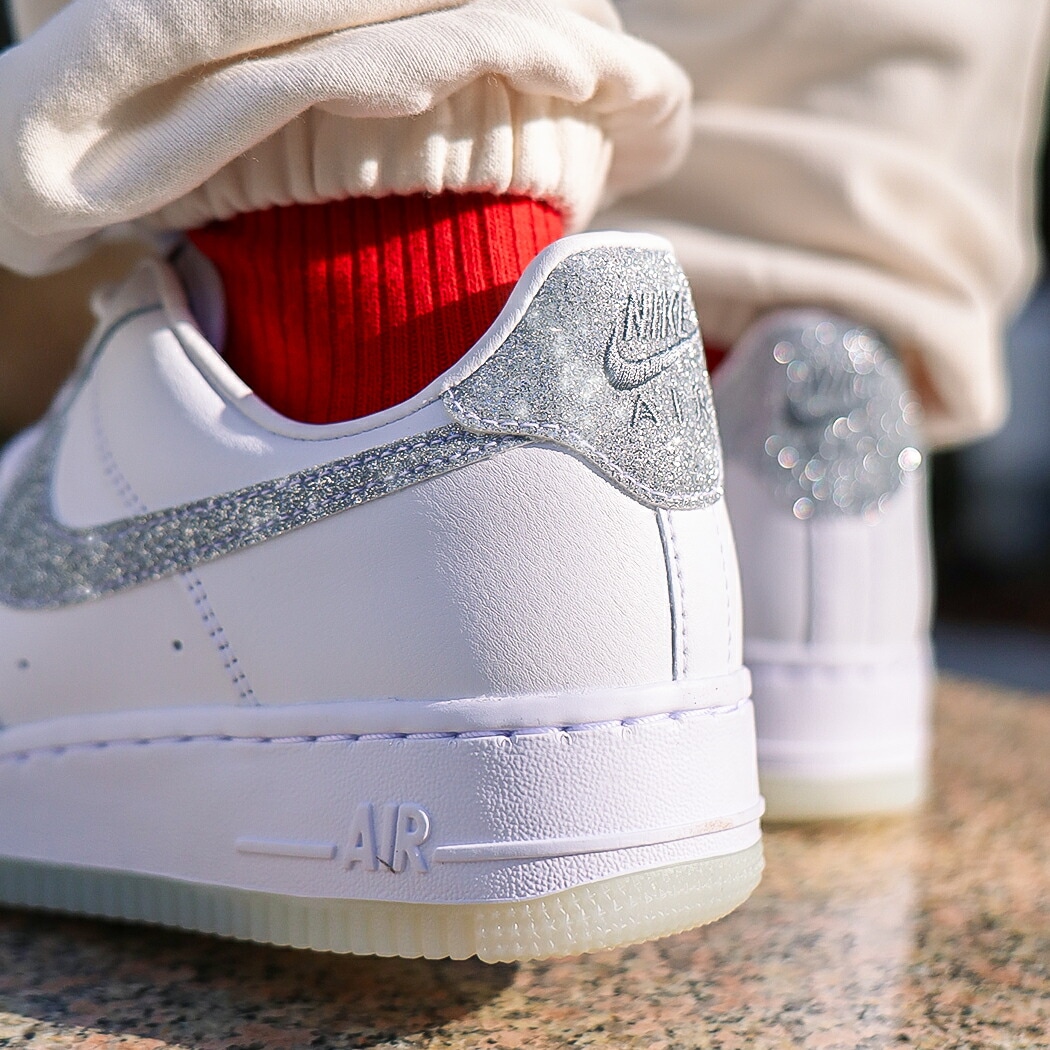 NIKE ナイキ ウィメンズ エアフォース スニーカー WMNS AIR FORCE 1 07 LX GLITTER SWOOSH ( 白 ホワイト ラメ レディース HQ3461-191 )
