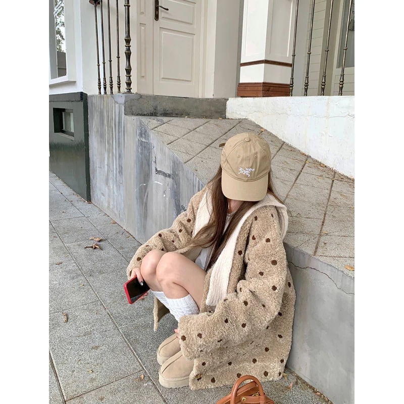 ミルクティーがヒツジの毛のコートのだるい保温波点衝突色の毛皮のカーディガンのデザイン感が湿っている ミルクティーがヒツジの毛のコートのだるい保温波点衝突色の毛皮のカーディガンのデザイン感が湿っている