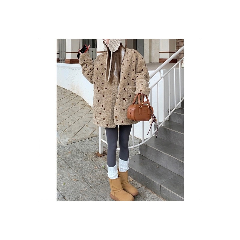 ミルクティーがヒツジの毛のコートのだるい保温波点衝突色の毛皮のカーディガンのデザイン感が湿っている ミルクティーがヒツジの毛のコートのだるい保温波点衝突色の毛皮のカーディガンのデザイン感が湿っている