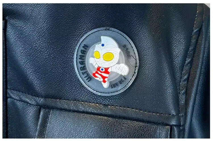 男の子の皮の服秋冬の新しい子供の加絨爆撃街のコート防風保温コートウルトラマンの服