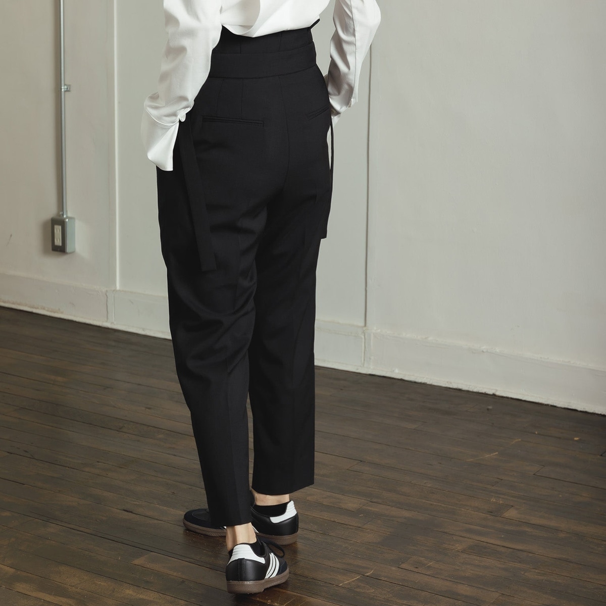 IORE イオレ スラックス FOLD PANTS フォールド IOR24AW-PT-001 レディース ハイウェスト プリーツ ベルト BLACK 【mega】 IORE イオレ スラックス FOLD PANTS フォールド IOR24AW-PT-001 レディース ハイウェスト プリーツ ベルト BLACK 【mega】