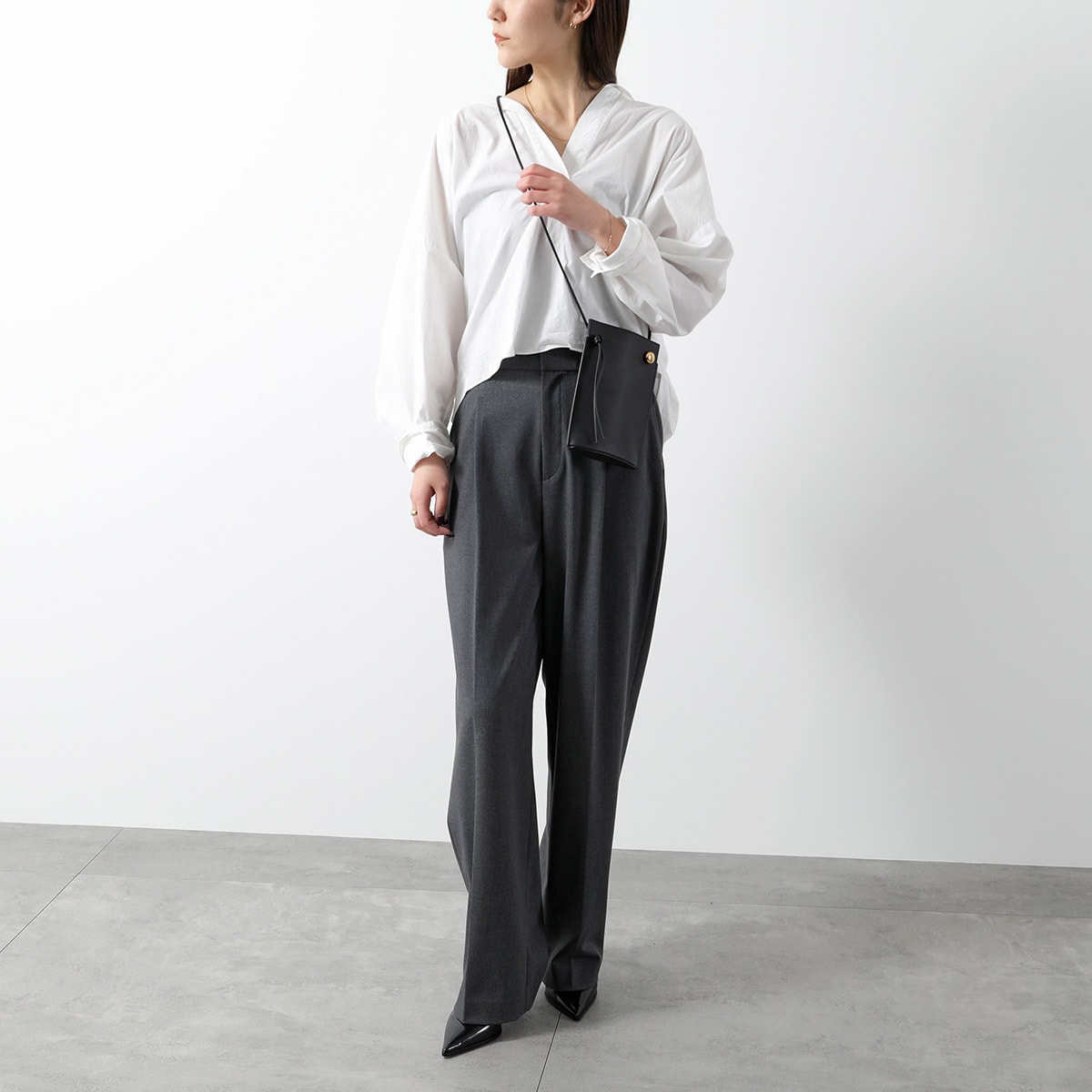 LOEWE ロエベ ハンドバッグ ぺブル ダイス ポケット CPBPR12X01 レディース レザー アナグラム ショルダーバッグ クロスボディ ポシェット カラー2色 LOEWE ロエベ ハンドバッグ ぺブル ダイス ポケット CPBPR12X01 レディース レザー アナグラム ショルダーバッグ クロスボディ ポシェット カラー2色