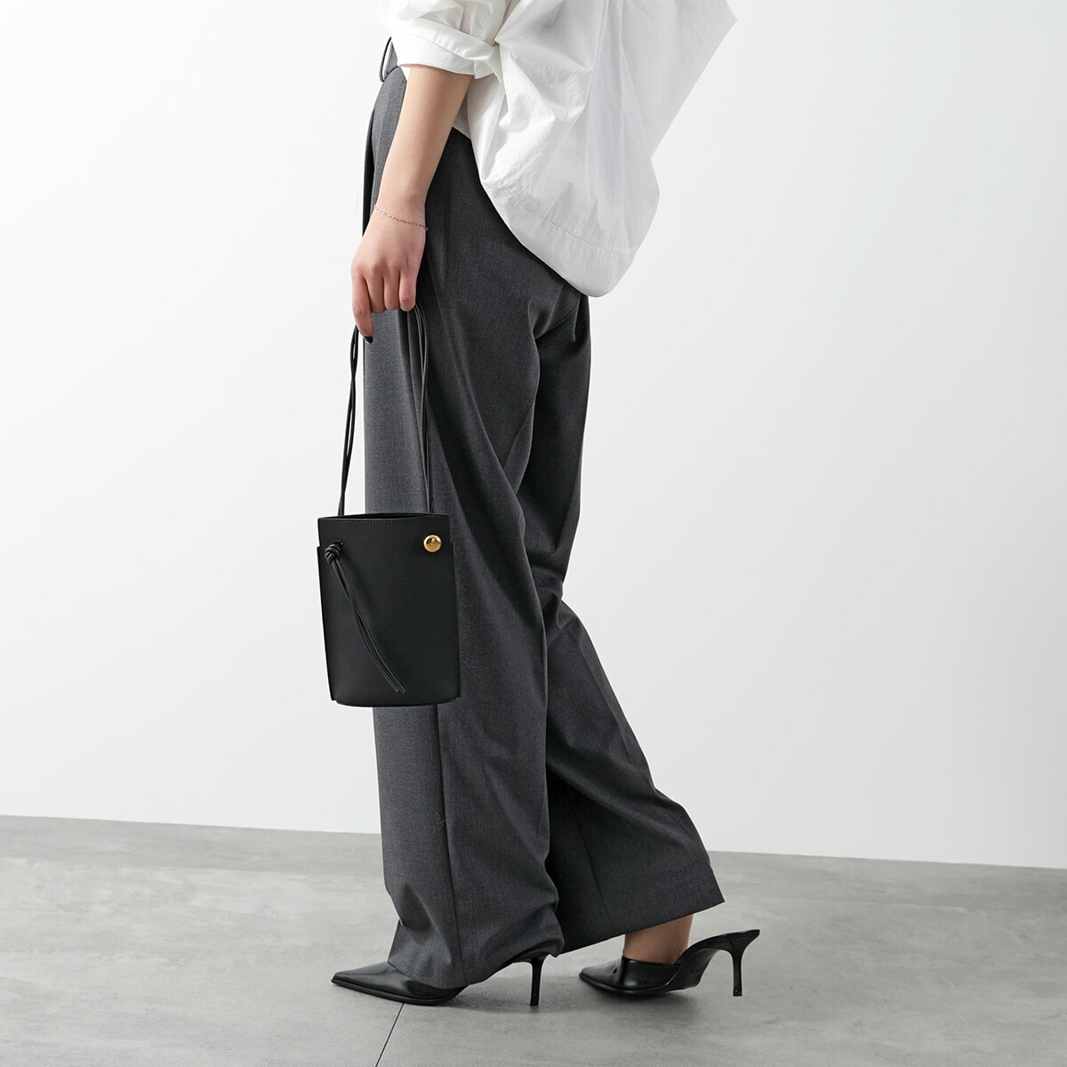 LOEWE ロエベ ハンドバッグ ぺブル ダイス ポケット CPBPR12X01 レディース レザー アナグラム ショルダーバッグ クロスボディ ポシェット カラー2色 LOEWE ロエベ ハンドバッグ ぺブル ダイス ポケット CPBPR12X01 レディース レザー アナグラム ショルダーバッグ クロスボディ ポシェット カラー2色