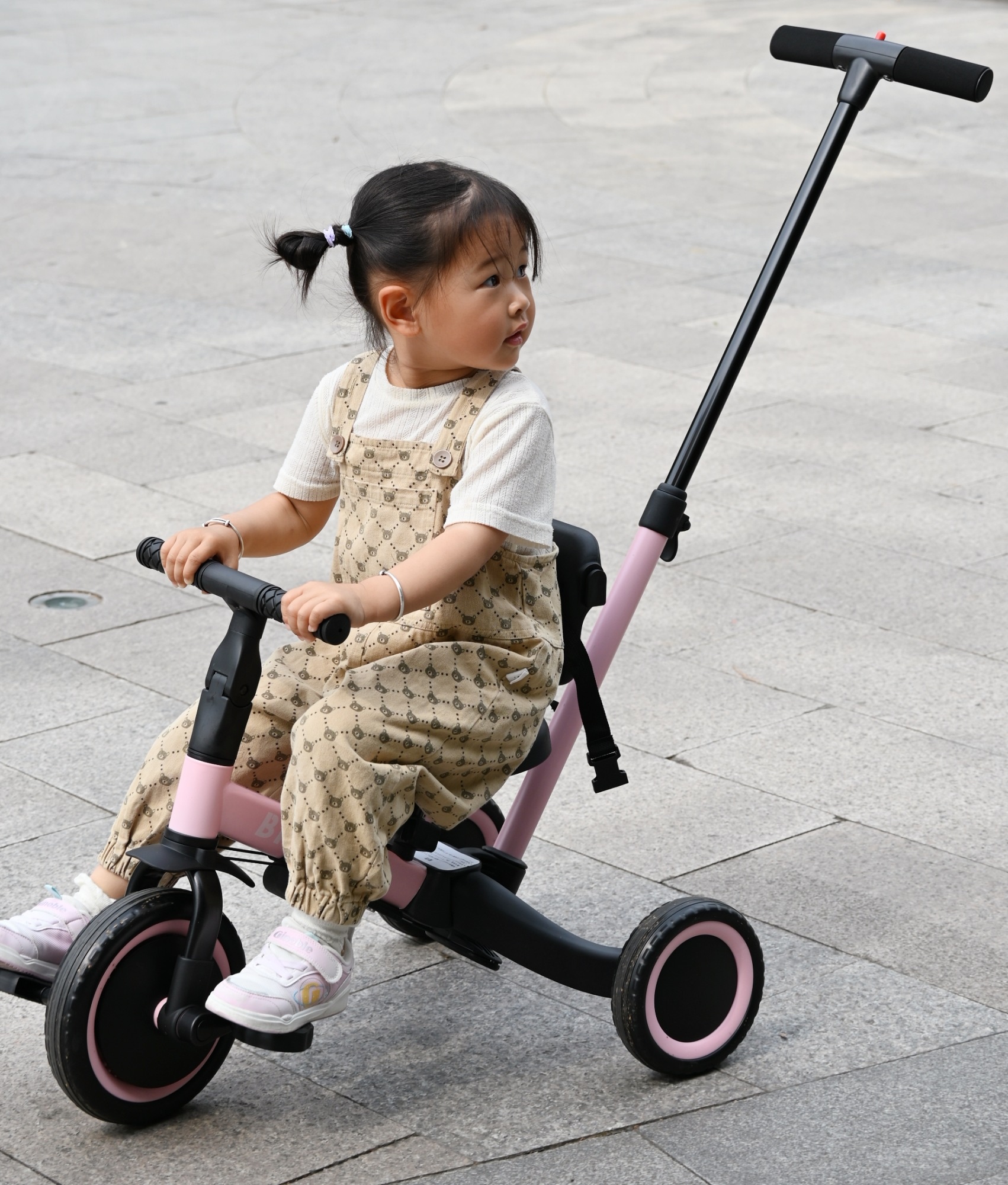 三輪車 足けりバイク 一台4役 ベビーカー かじとり 手押し棒付