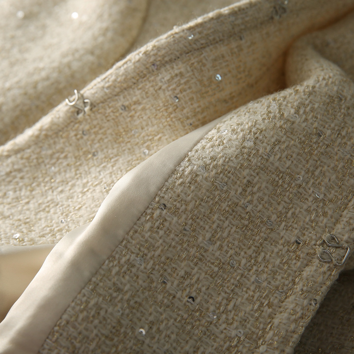 トップス アウター ジャケット 上着 ミディアム丈 袖あり 長袖 ラウンドネック 襟なし ノーカラー ストレート 前開き ポリエステル ウール ツイード かわいい 大人可愛い きれいめ シンプル