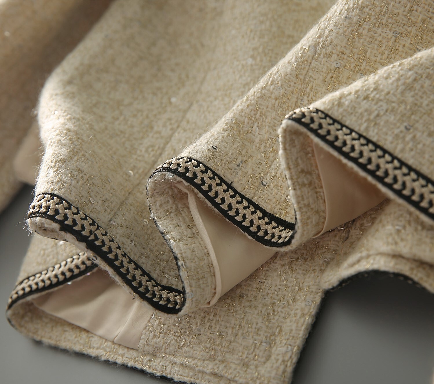 トップス アウター ジャケット 上着 ミディアム丈 袖あり 長袖 ラウンドネック 襟なし ノーカラー ストレート 前開き ポリエステル ウール ツイード かわいい 大人可愛い きれいめ シンプル