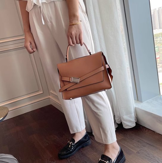 ハンドバッグ レディース バッグ 鞄 かばん ショルダーバッグ 肩掛けバッグ 斜め掛けバッグ きれいめ エレガント 通勤 オフィス OL 牛革 レザー 上品 カジュアル お出かけ おしゃれ 無地 女性