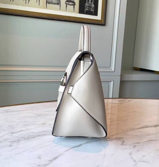 ハンドバッグ レディース バッグ 鞄 かばん ショルダーバッグ 肩掛けバッグ 斜め掛けバッグ きれいめ エレガント 通勤 オフィス OL 牛革 レザー 上品 カジュアル お出かけ おしゃれ 無地 女性