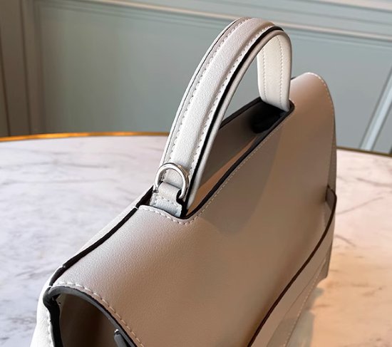 ハンドバッグ レディース バッグ 鞄 かばん ショルダーバッグ 肩掛けバッグ 斜め掛けバッグ きれいめ エレガント 通勤 オフィス OL 牛革 レザー 上品 カジュアル お出かけ おしゃれ 無地 女性